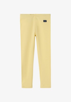 Leggings jaunes avec ceinture élastique et petite étiquette noire rectangulaire portant la mention « P.O.P » près de la taille du côté droit.