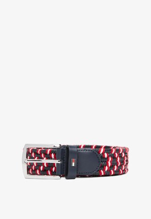 Ceinture tissée en bleu, rouge et blanc avec une boucle en métal argenté. Comprend une sangle en cuir avec des détails de logo et un design tissé texturé.