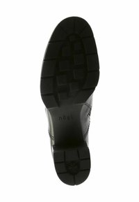 Suola di scarpa in pelle nera con un motivo testurizzato, caratterizzata da un tacco largo e un marchio inciso. Materiale in gomma durevole con design antiscivolo.