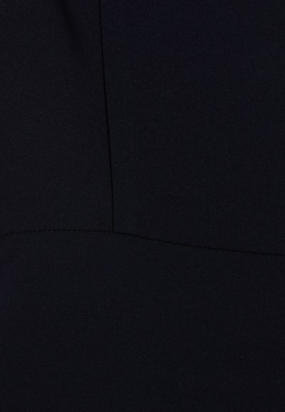 Tissu bleu marine foncé avec une texture lisse ; présente un détail de couture divisant deux sections, créant un élément de design subtil.