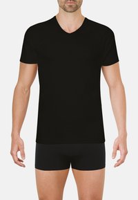 T-shirt noir à manches courtes en v fabriqué à partir d'un tissu doux. Présente un design ajusté, une texture lisse et des lignes nettes et simples.