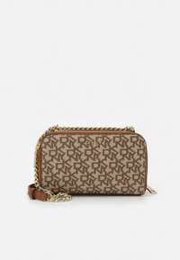 Brązowa torebka na ramię z wzorem, ozdobiona złotymi łańcuszkami, zamkiem błyskawicznym i skórzanym paskiem. Teksturowana tkanina z detalem logo.
