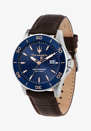 Maserati-Uhr mit Gehäuse aus Edelstahl, braunem Lederarmband, blauer Zifferblatt, goldenen Akzenten, Datumsanzeige und Wasserdichtigkeit bis 100 m.