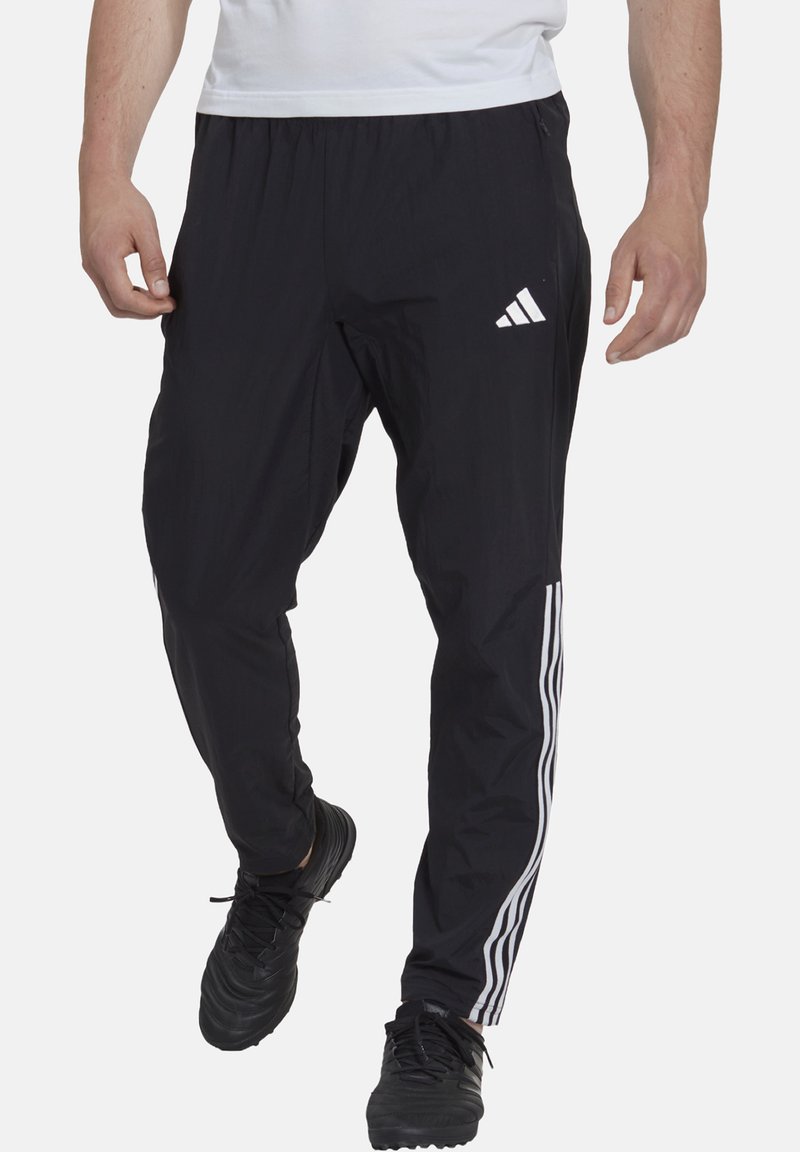 Schwarze Sporthosen aus leichtem Material, mit tailliertem Design, elastischem Bund, weißem Adidas-Logo und Seitenstreifen.