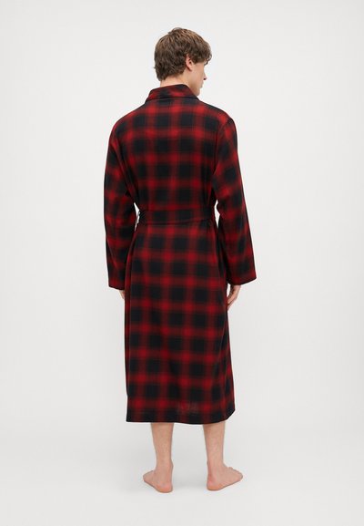 Raudonas ir juodas languotas chalatas su minkšta tekstūra, ilgomis rankovėmis, apykakle ir susirišamu diržu, rodomas iš nugaros.