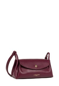 Borsa a tracolla in pelle bordeaux con una finitura testurizzata, chiusura a patta e logo accentato in oro. Presenta una sola tracolla regolabile.
