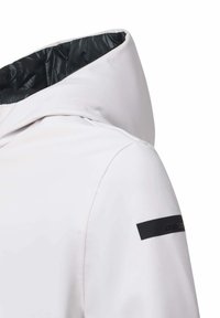 Giacca bianca con colletto alto e fodera interna nera. Presenta un accento nero sulla spalla con dettaglio del marchio. Design elegante e moderno.