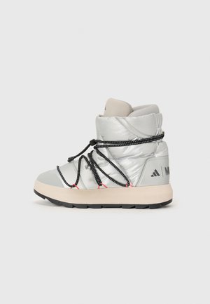 ACE UNISEX - Zapatillas de senderismo - matte silver-coloured/core black/lucid red