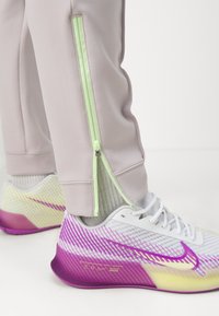 Nike Performance HERITAGE PANT - Treniņtērpa apakšdaļas - platinum violet/barely volt