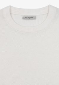 Valkoinen neulepaita, jossa on pyöreä kaula-aukko, ribbireunat hihoissa ja alahelmassa. Tuotetarrassa lukee "DAN JOHN" harmaalla sisäkauluksessa. Sileä tekstuuri.