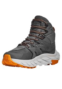 Hochschuh-Wanderschuhe mit einem grauen Textil-Obermaterial, orangen Schnürsenkeln, einem strukturierten Design und einer weißen, geriffelten Laufsohle mit orangen Akzenten.