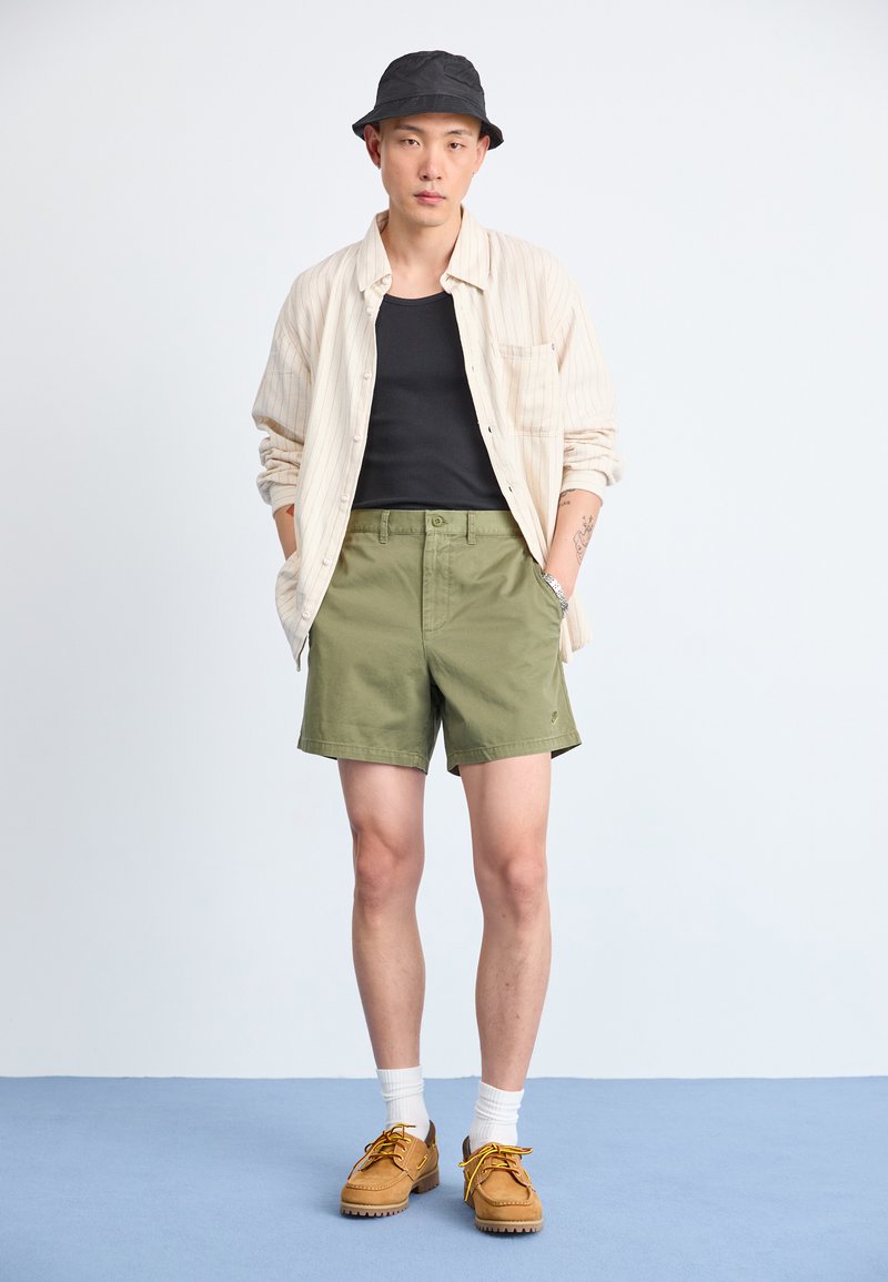 Nike Sportswear CLUB WASH SHORT - Šortky - medium olive