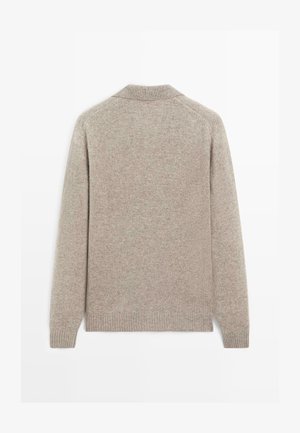 Un pull en tricot beige à manches longues avec des bords-côtes aux poignets, à l'ourlet et au col, présenté de dos sur un fond blanc.