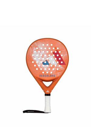 Oranje padelracket met driehoekig logo, tekst "Nederland", witte grip en zwarte polsband op een witte achtergrond.