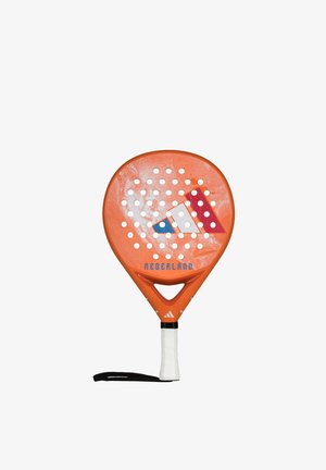 Oranje padelracket met driehoekig logo, tekst "Nederland", witte grip en zwarte polsband op een witte achtergrond.
