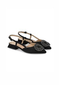 Zwarte suède slingback schoenen met een spitse neus, lage blokhak en een decoratieve rhinestone broche aan de voorkant.