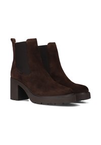 Stivali ankle in suede marrone con tacco grosso, pannelli laterali elastici e suola testurizzata. Presentano una punta liscia e un design del tacco arrotondato.