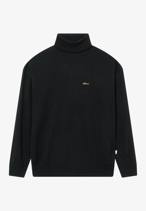 Mustaga pikkade varrukatega kõrge kaelusega kampsun, mille vasakul rinnal on väike kuldne "Btkvris" logo tikandina.