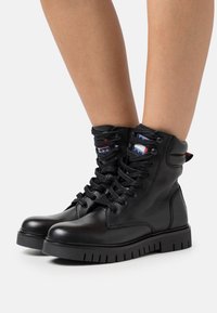 Tommy Jeans - LACE UP BOOT - Enkellaarsjes met plateauzool - black Miniatuurafbeelding 1