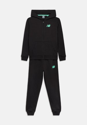 Zwarte New Balance trainingspak met full-zip hoodie en bijpassende joggerbroek, beide met turquoise merkemblemen en geribbelde boorden.