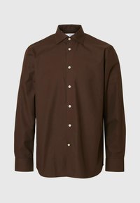 Braune Hemdbluse aus glattem Stoff mit klassischem Kragen, langen Ärmeln und weißen Knöpfen entlang der Vorderseite.