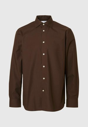 Pruun nööpidega särk, mis on valmistatud siledast kangast, koos klassikalise krae, pikkade varrukate ja valgete nööpidega ees.