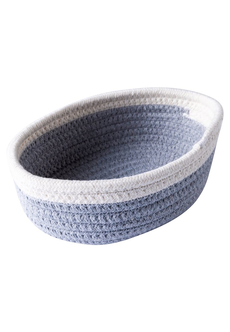 Il cesto ovale all'uncinetto presenta un design bicolore con tonalità grigio chiaro e bianco. La trama strutturata aggiunge profondità e dettaglio all'aspetto.