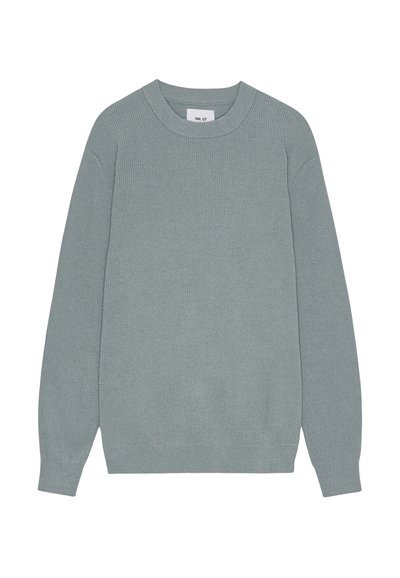 Rippstrickpullover in Hellgrau mit rundem Halsausschnitt, langen Ärmeln und lockerer Passform. Hergestellt aus strukturiertem Strickmaterial.