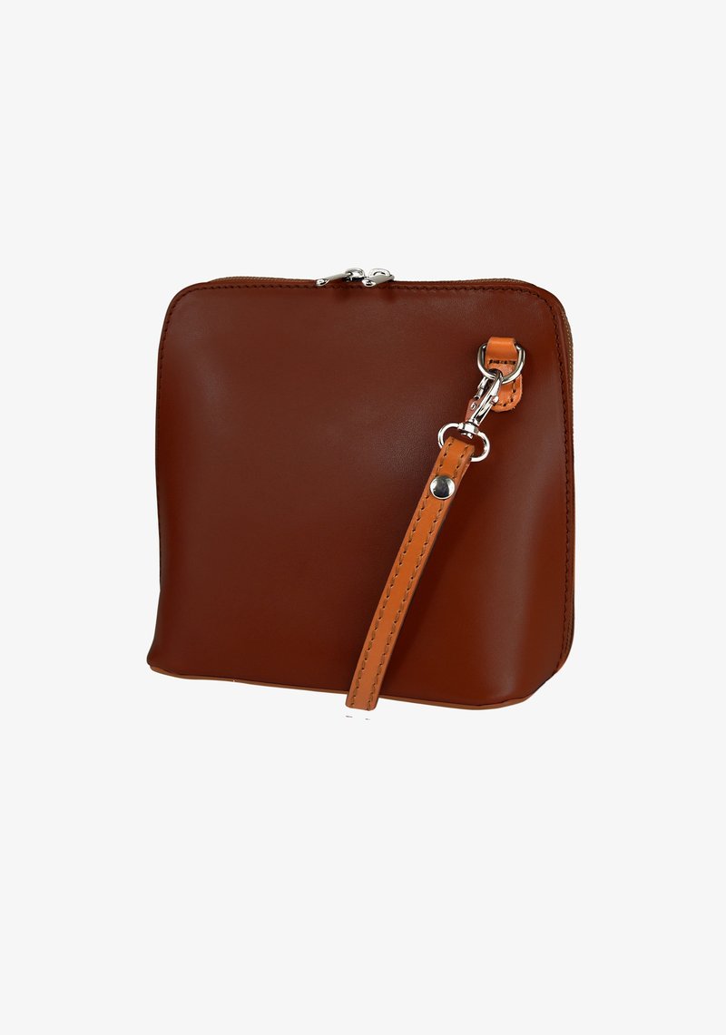 Bruine leren crossbodytas met een rechthoekige vorm, voorzien van een ritssluiting en een afneembare tan kleurige band met zilverkleurige metalen accenten.