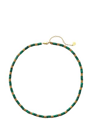 Halskette mit abwechselnden zylindrischen grünen Perlen und kleinen goldenen Ringen, mit einem goldenen Verschluss und verstellbarer Kette mit Kleeblatt-Anhänger.