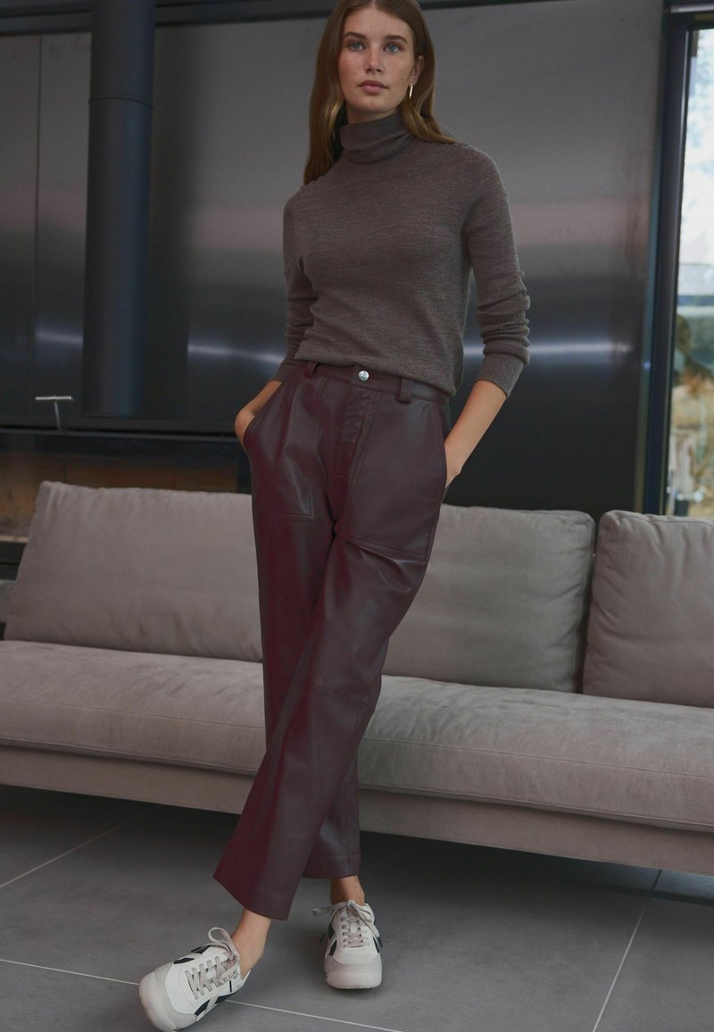 Next REGULAR FIT - Lederhose - berry red