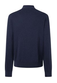 Pull-over bleu marine avec un col, des manches longues et des bords côtes au niveau des manches et du bas. Texture de tissu lisse, design minimal, sans logos visibles.