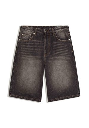 Short en denim noir délavé avec poches avant, passants de ceinture et fermeture par bouton, posé à plat sur fond blanc.