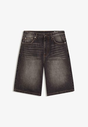 Čierne vyblednuté rifľové kraťasy s prednými vreckami, pútkami na opasok a zapínaním na gombík, položené na bielom pozadí.