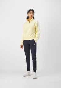 adidas Sportswear ESSENTIALS SINGLE 3 STRIPES PANT - Träningsbyxor - legend ink/white