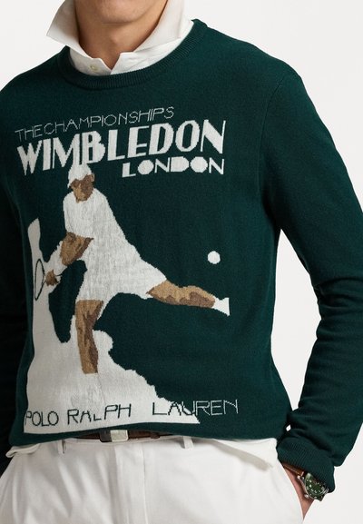 Tamsiai žalia megzta palaidinė su teniso žaidėjo grafika baltos ir smėlio spalvos, su užrašu "ČEMPIONATAS VIMBLDONE, LONDONAS".