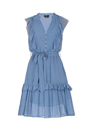 Světle modré šaty s krátkým rukávem vyrobené z texturované látky, s volánky, knoflíkovou légou a zavazovacím páskem v pase. Sukně do áčka s více vrstvami.