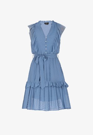 Gaiši zils, īsām piedurknēm kleita, izgatavota no teksturēta auduma ar ruffles, pogu aizdari priekšpusē un jostu viduklī. Izplūdušas svārki ar slāņiem.