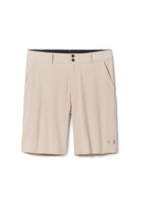 Pantalones cortos beige para hombres con dos bolsillos frontales, cierre de doble botón negro, trabillas para cinturón y pequeño logotipo bordado cerca del dobladillo en la pierna izquierda.