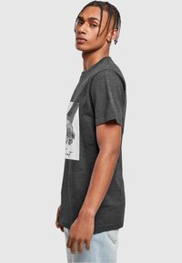 Mister Tee TRUST - Camiseta estampada - charcoal