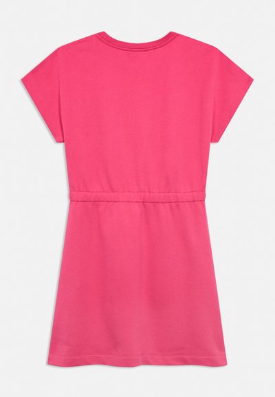 Robe courte rose vif à manches courtes avec taille élastique et col rond, vue de dos sur un fond clair uni.