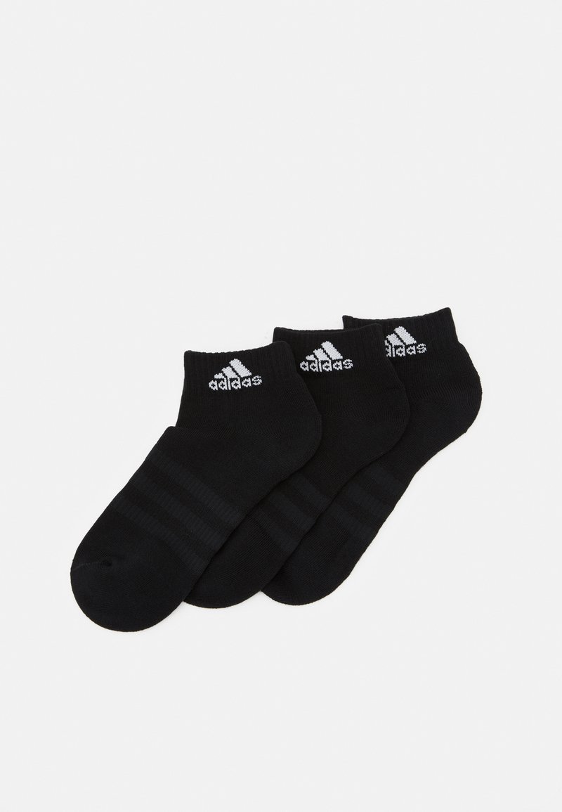 Conjunto de três meias de tornozelo pretas, feitas de tecido macio com design listrado. Apresenta um logótipo branco na bainha.