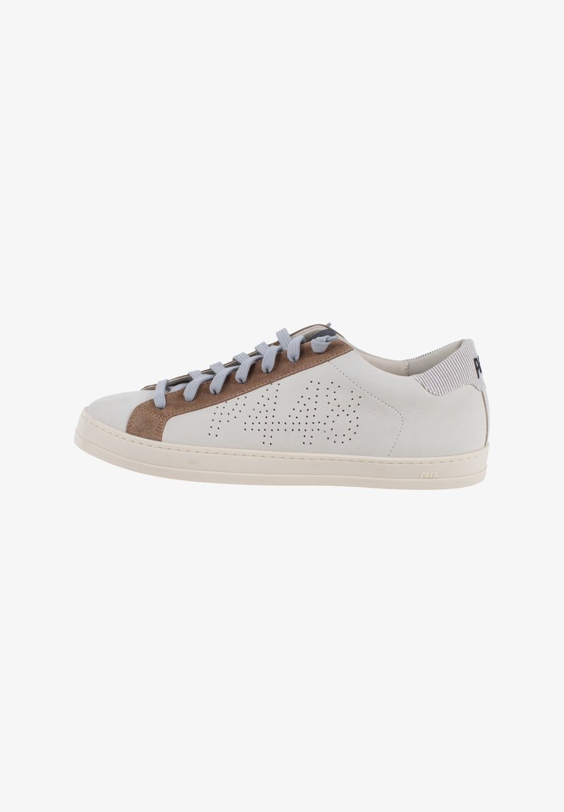 Zapatilla de ante blanca y marrón con diseño perforado, cordones azul claro y suela de goma, que presenta un talón a rayas y el logo de la marca.