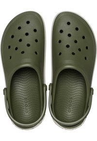 Zoccoli verdi in materiale gommoso con fori di ventilazione, soletta testurizzata, cinturini posteriori e suola esterna bianca. Nome del marchio "CROCS" impresso all'interno.