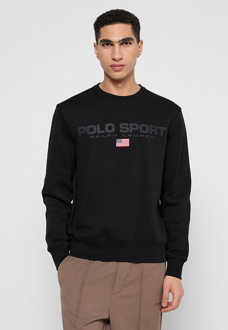 Felpa nera a girocollo con grafica "POLO SPORT" in grigio scuro e un piccolo emblema della bandiera americana sul petto. Texture liscia.