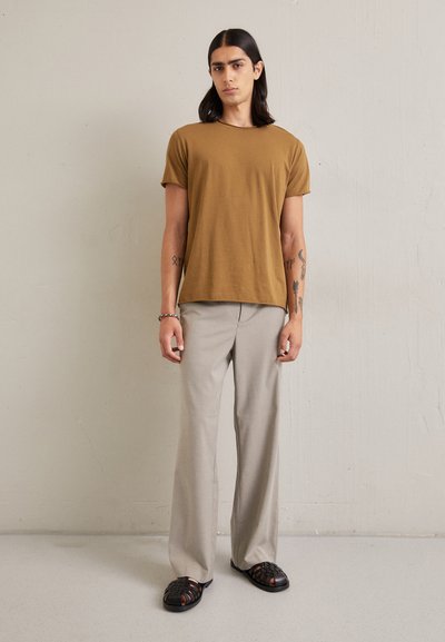 Filippa K ROLL NECK TEE - Jednoduché tričko - bronze gre