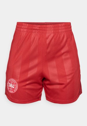 Pantalones cortos deportivos rojos con cintura elástica, que presentan una textura suave y un patrón de rayas verticales; incluye un logotipo blanco circular en el lateral.
