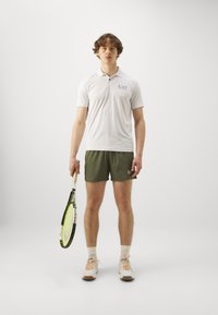 EA7 Emporio Armani Pantalón corto de deporte - beetle