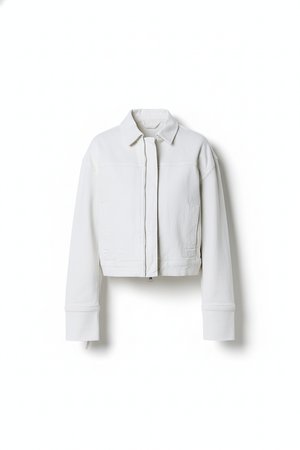 Giacca in denim bianco cropped con colletto classico, cerniera frontale e maniche larghe. Presenta una tasca sul petto singola e tessuto strutturato.