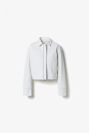 Giacca in denim bianco cropped con colletto classico, cerniera frontale e maniche larghe. Presenta una tasca sul petto singola e tessuto strutturato.